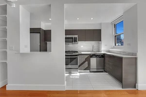 Building Photo - 45 Park Ave