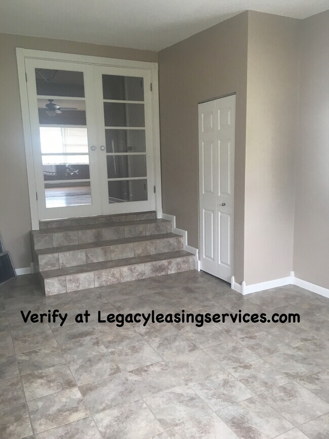 Building Photo - Remodeled 4/2 Home-Lawncare Included