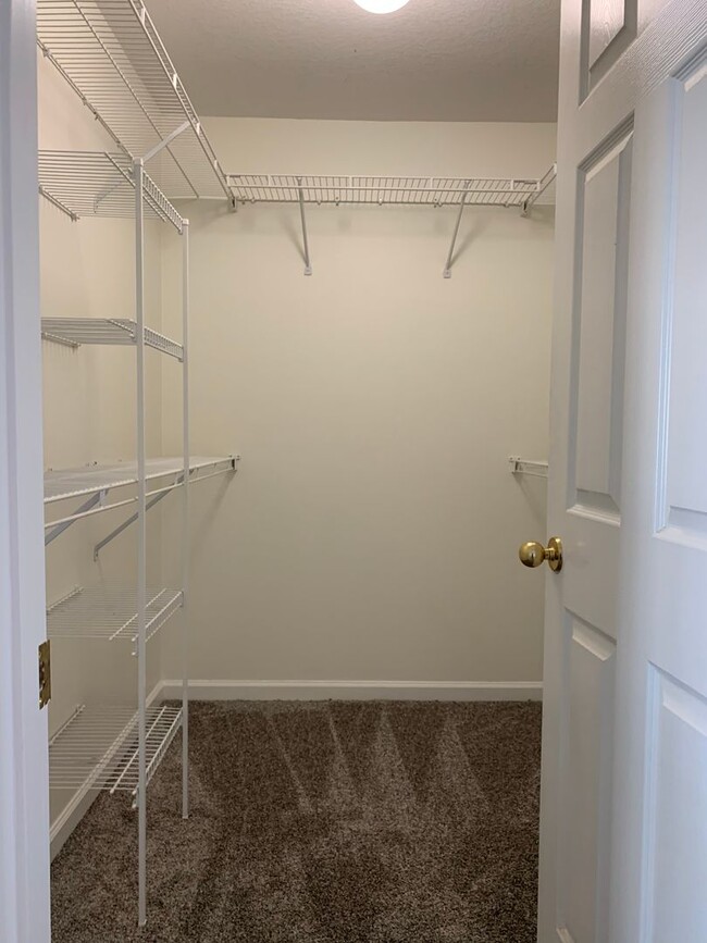 Foto del edificio - 3 Bed 2 Bath/2 Car Garage and Fenced in Yard!