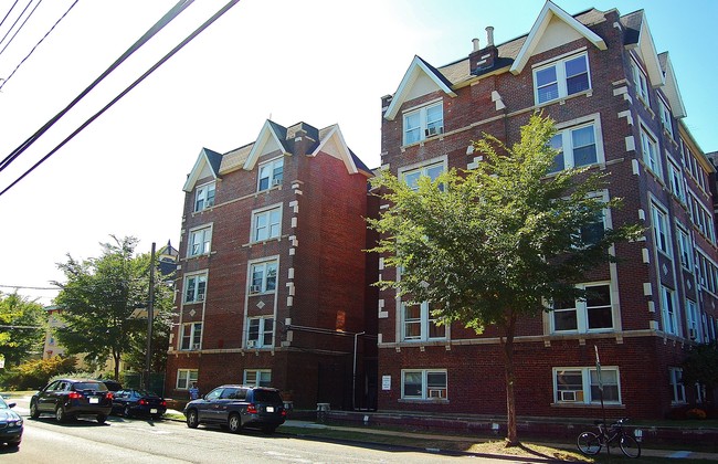 Foto del edificio - Blair Tudor Apartment Homes