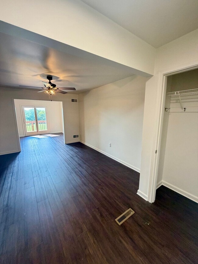 Building Photo - 33 Park View Dr