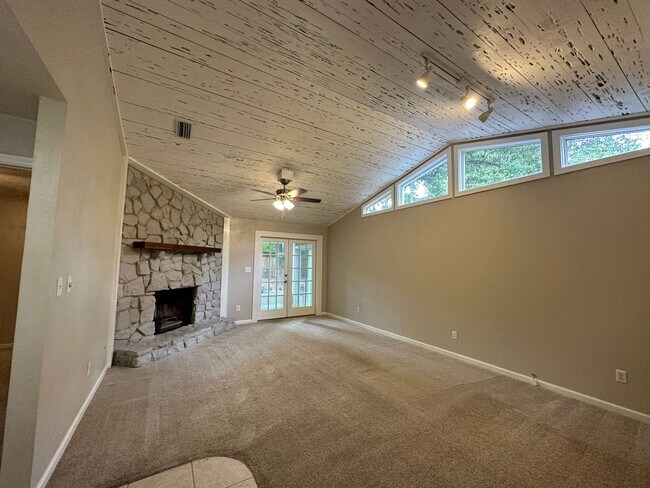 Foto del edificio - Beautifully maintained 2/1 in Brewster Est...