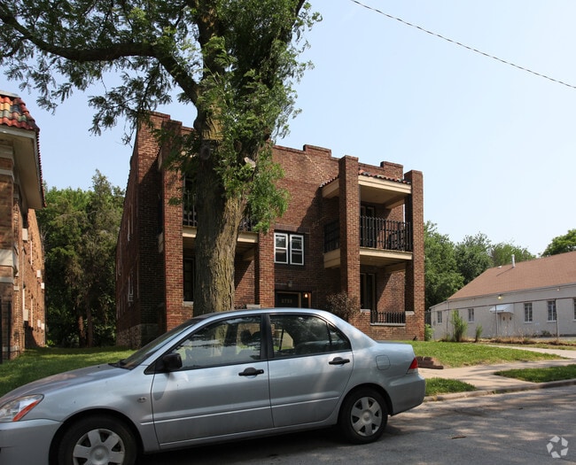 2733 Campbell St, Kansas City, MO 64109 Apartments in Kansas City, MO
