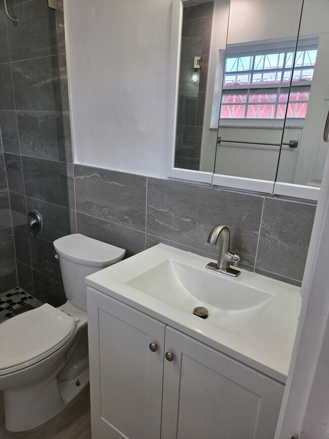 Foto del edificio - 448 E 40th St