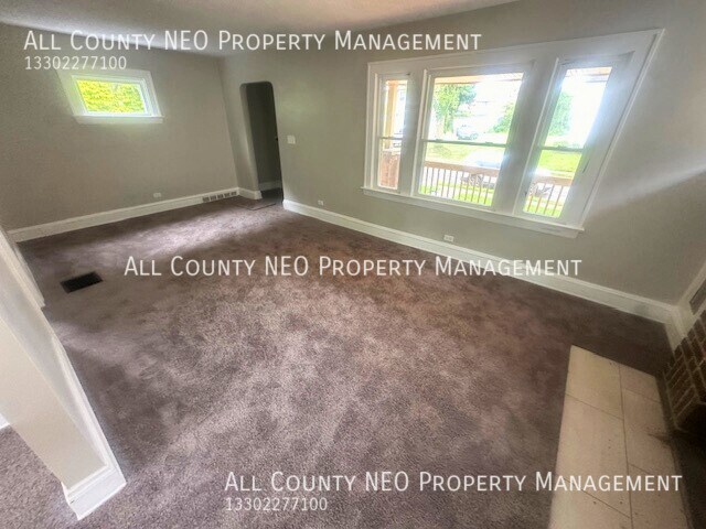 Foto del edificio - Charming Garfield Heights Home: 3 Beds, Up...