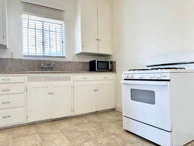 Foto del edificio - 1016 W 108th St