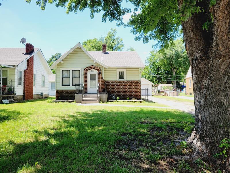 Primary Photo - 833 S Green St