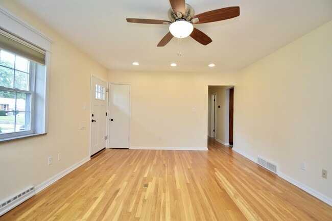 Photo - 7236 Longfield Dr House