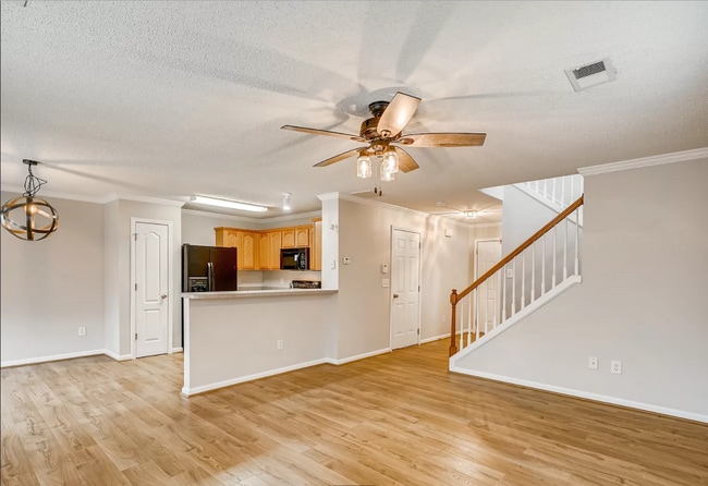 living room / kitchen - 255 Fox Creek Blvd