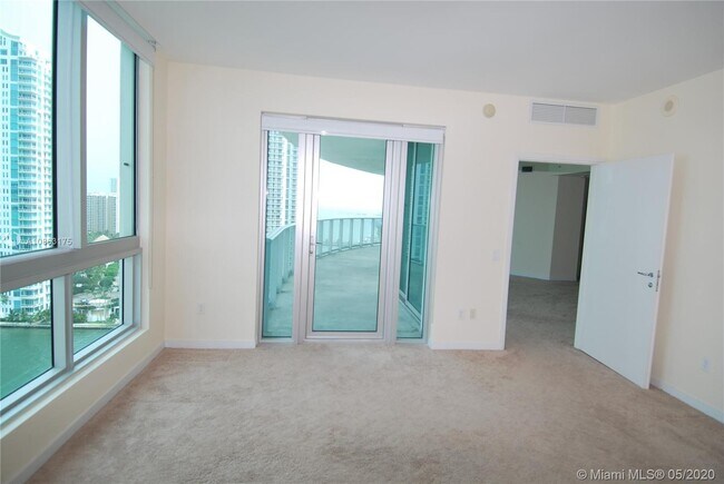 Foto del edificio - 300 S Biscayne Blvd
