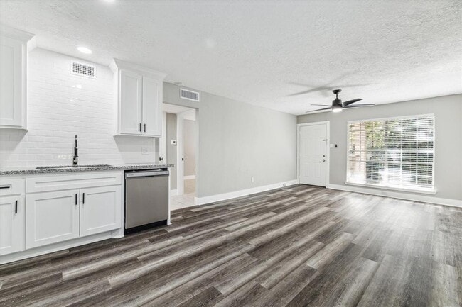 Foto del edificio - 2790 W T C Jester Blvd