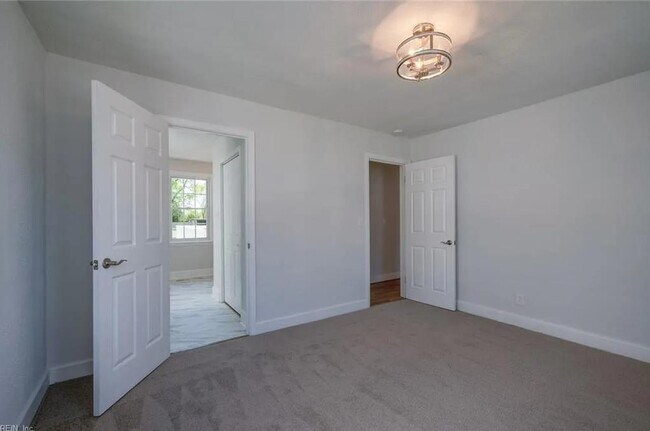 Foto del edificio - 4865 Hampshire Ave