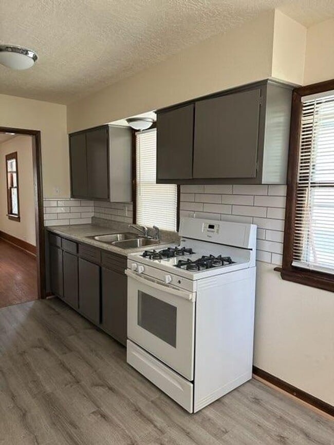 Building Photo - $1200 - Fantastic 2 Bedroom, 1 Bathroom House in Morning-Side