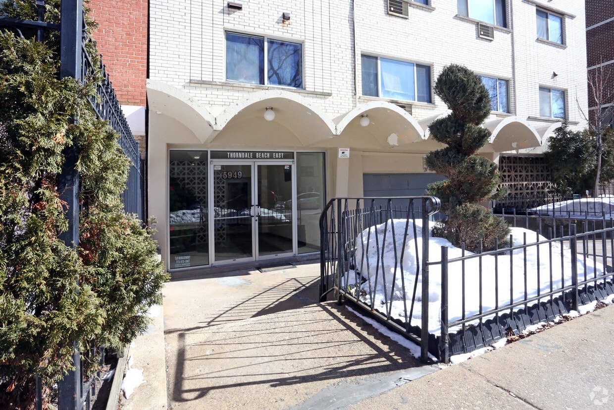 Building Photo - Thorndale Beach East