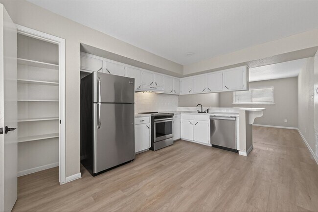 Building Photo - 427 Hollyvale Dr