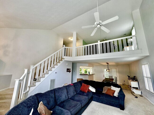 Foto del edificio - Beautiful 3 bed, 2.5 bath home with a spac...