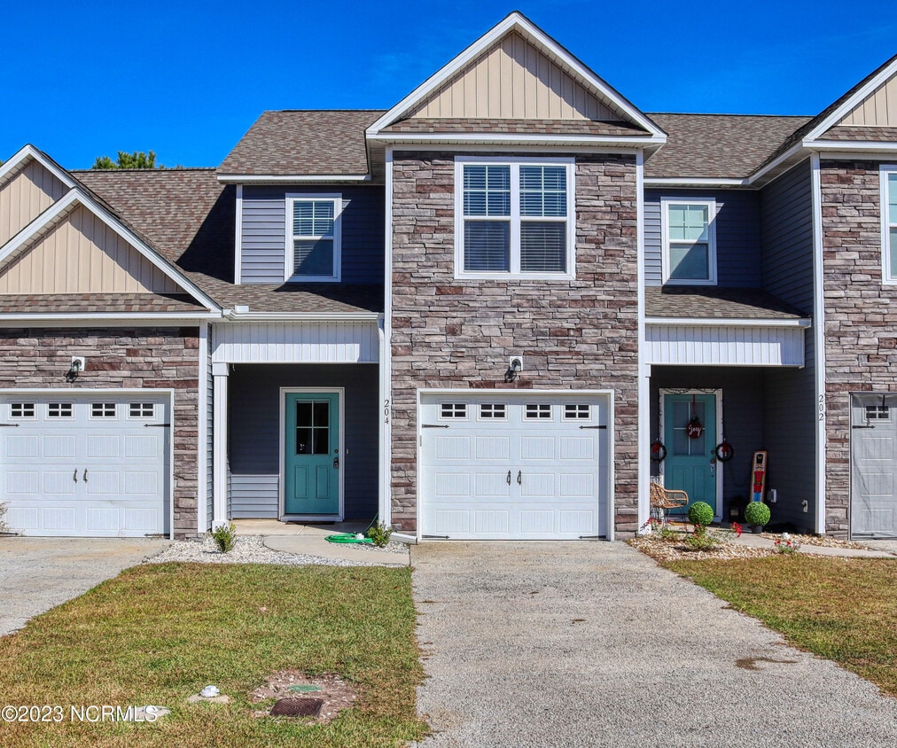 204 N Stingray Ln, Sneads Ferry, NC 28460 Townhome Rentals in Sneads