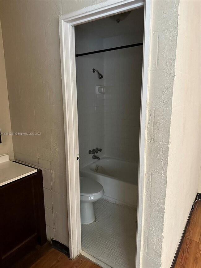 649 W Base St Unit 2, Madison, FL 32340 Room for Rent in Madison, FL