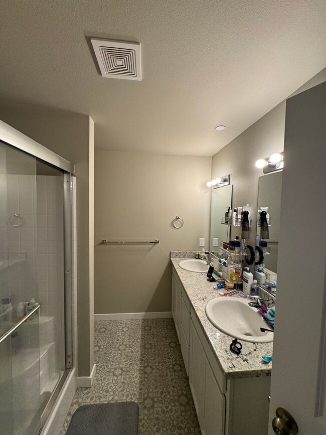 Building Photo - Modern 3BR / 2.5BA Townhome in Port Orchar...