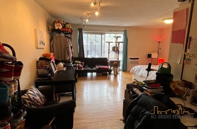 Building Photo - Large Studio - Balcony - Pool - Close to T