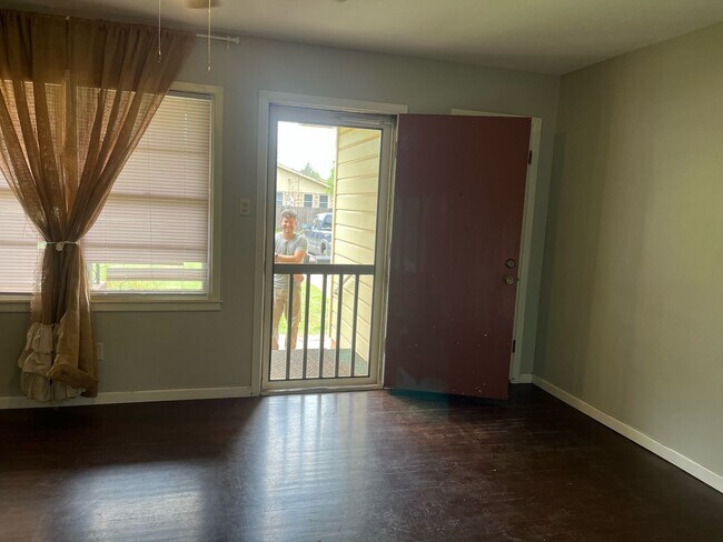 Foto del edificio - 3 BEDROOMS, 1.5 BATH, 1 CAR GARAGE