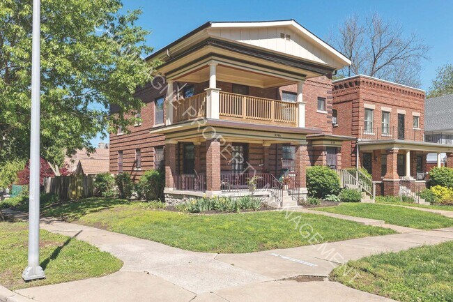 Foto del edificio - 3744/3746 Harrison Blvd