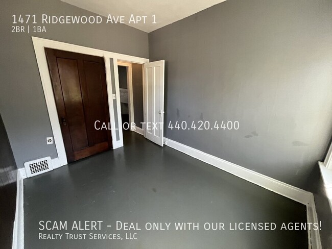 Building Photo - Updated 2 bed 1 bath lower unit with hardw...