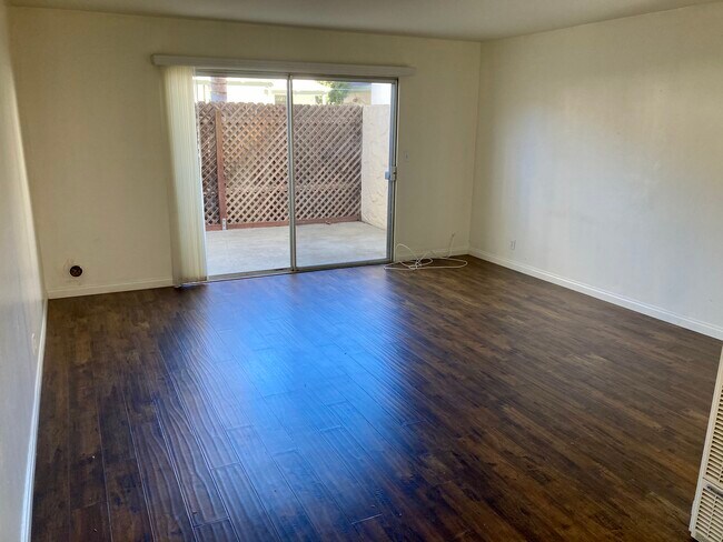 Spacious living room - 206 S Ventura St