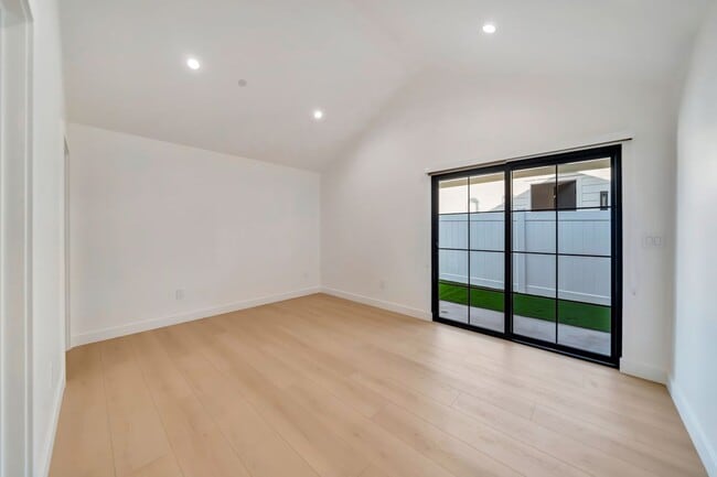 Foto del edificio - 15741 Valerio St