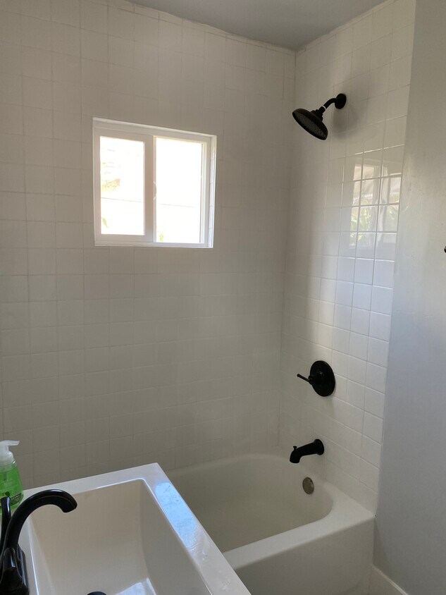 Building Photo - 1364 E Vernon Ave