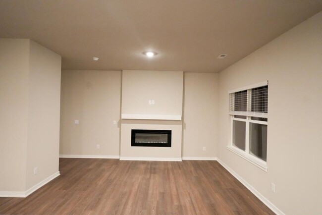 Building Photo - Spacious 3-Bedroom Townhome with Access to...