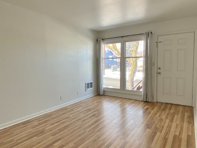 Building Photo - Convenient Location