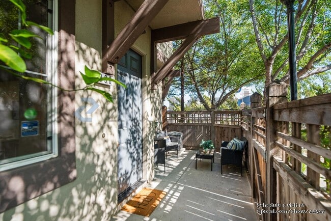 Building Photo - 896 Towne Dr