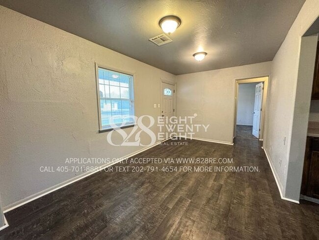 Building Photo - AVAILABLE NOW! Cute 2 Bed/1 Bath Single Fa...