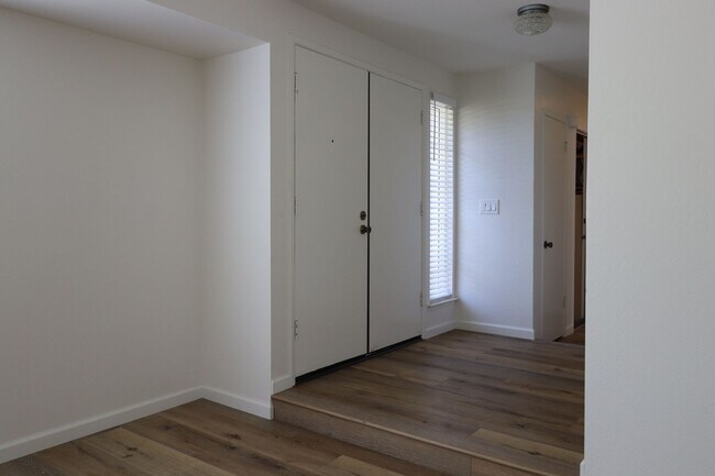 Building Photo - Recently Refreshed Single Story Home in Ga...