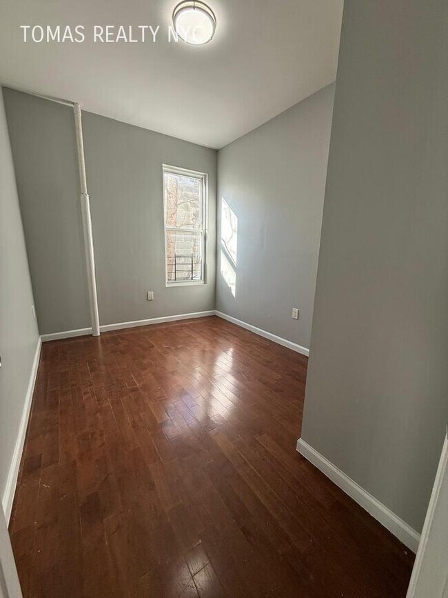 Foto del edificio - 2106 Arthur Ave