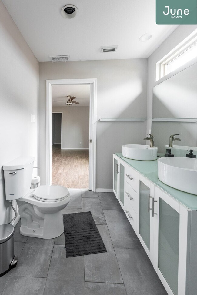 Foto del edificio - ROOM ONLY in 3-bed/2.0-bath Home