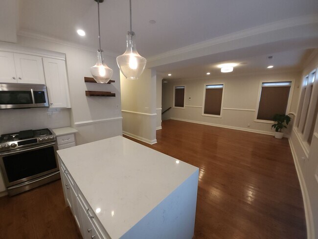 Foto del edificio - Stunning and Spacious Top Floor 2 Bd 2 Bath in Jamaica Plain with Parking. *One Month FREE!