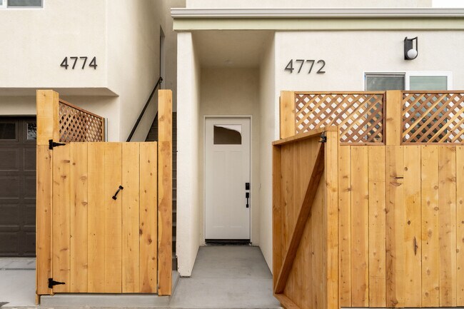 Vista de la puerta principal y del espacio del garaje privado. - 4772 Bancroft St