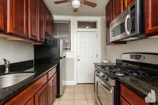 Building Photo - 548 W Surf St