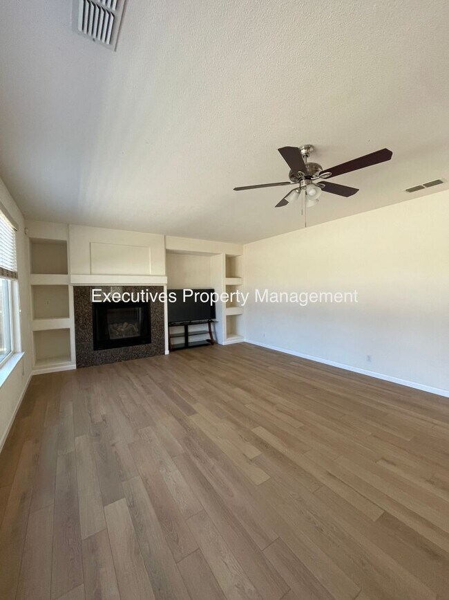 Foto del edificio - 733 Round Hill Dr