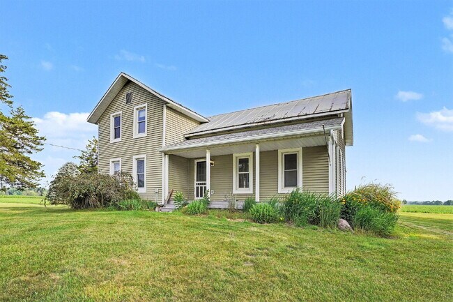 Foto del edificio - Updated farmhouse with privacy and views