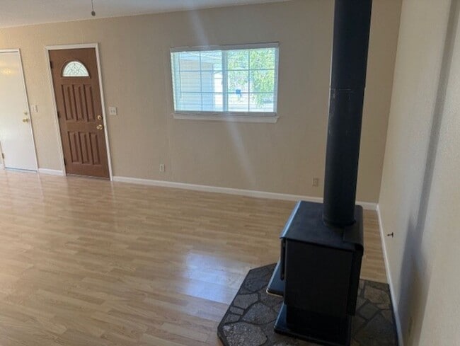 Building Photo - 3 Bedroom Home In Quail Ridge