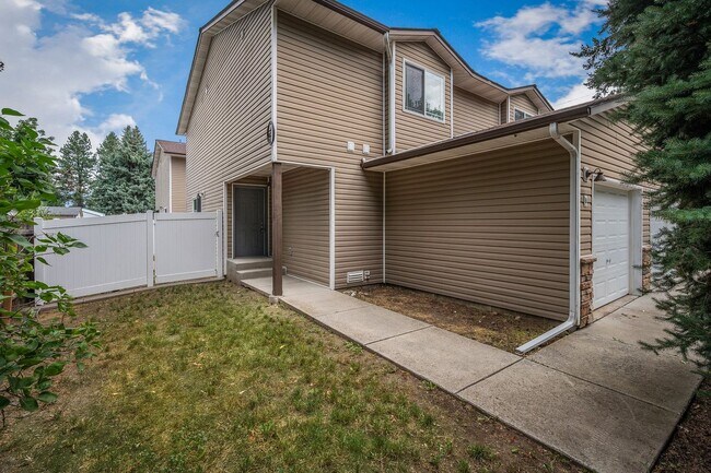 Building Photo - 3 bed 2.5 bath duplex with fenced yard