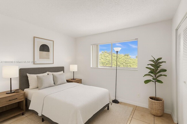 Foto del edificio - 8720 N Sherman Cir