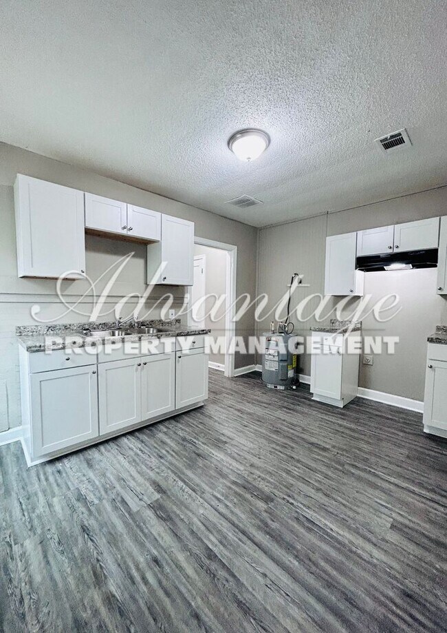 Building Photo - Very Cute Duplex in N. Memphis - $99 Move In Special