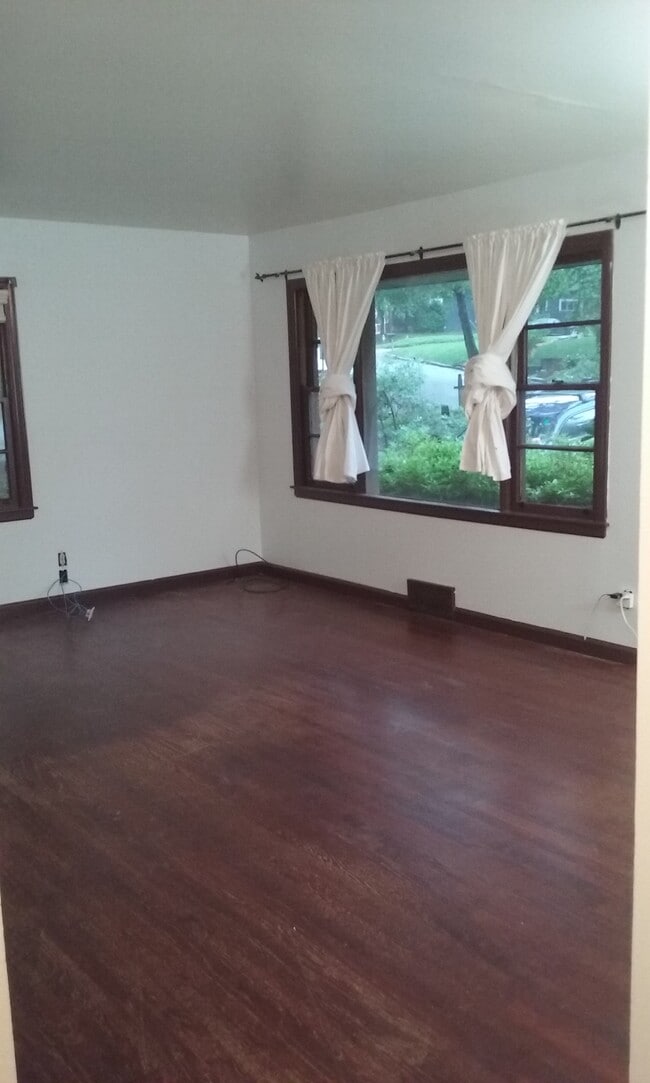 Open floor plan between living room, dining room, and kitchen. - 174 Ridgeland Ave