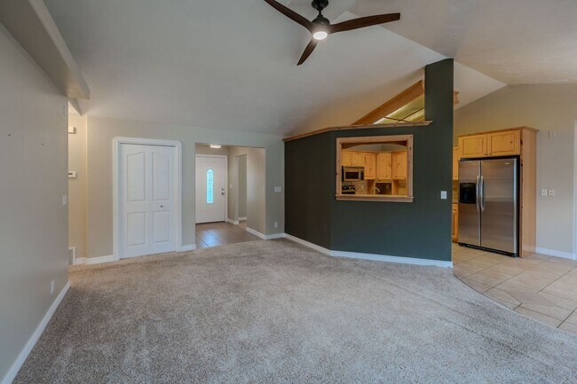 Foto del edificio - 3 Bedroom 2 bath home in Sugar City Idaho 2 stall garage in awesome neighborhood