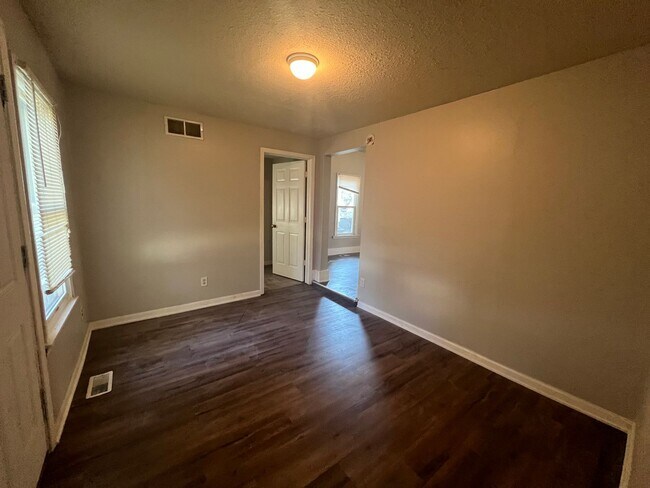 Building Photo - Spacious 3 bedroom 2 1/2 bath in NE Lincoln