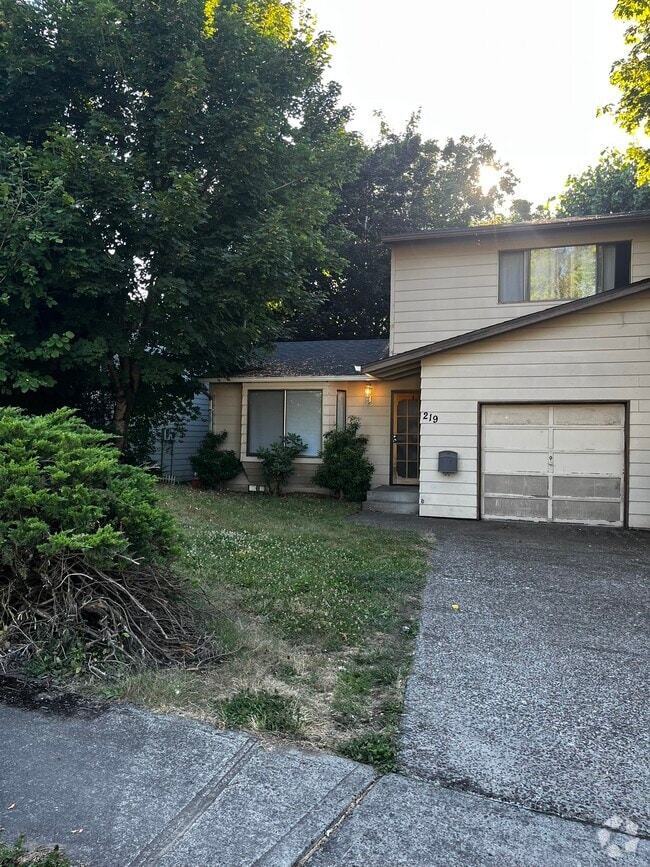 Building Photo - 217-217 SW Edgefield Pl